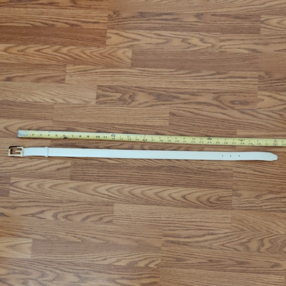Gucci White Belt with Gold Buckle - Picture 2 of 3